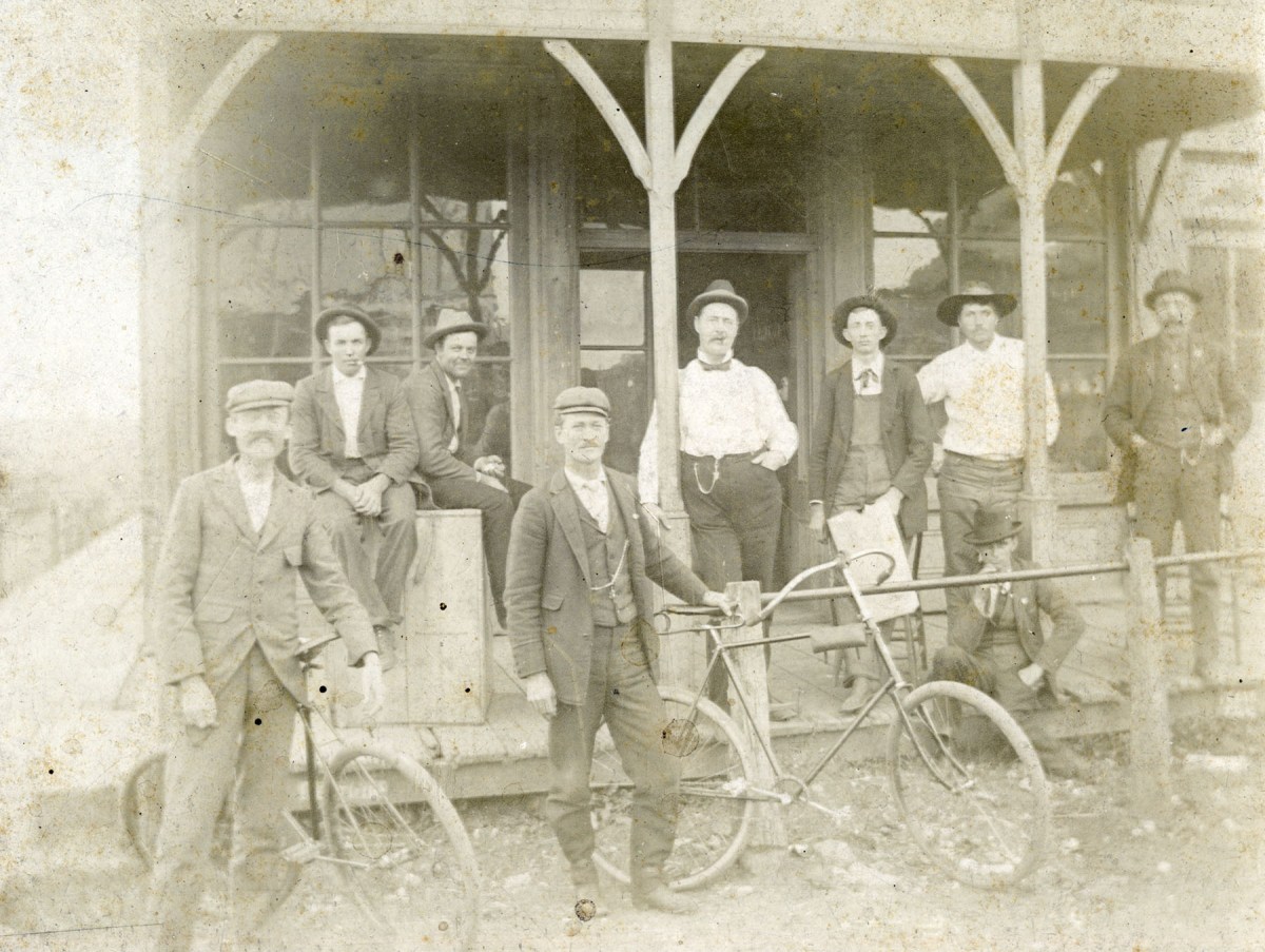 Men at Bunger Hotel, Alta Vista, Kansas
